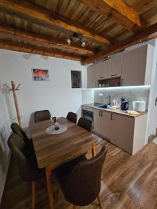 Brvnara ispod stare kruške