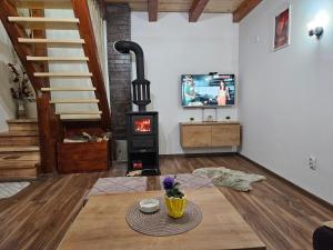 Brvnara ispod stare kruške