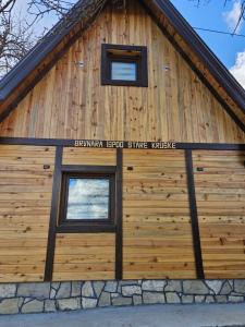 Brvnara ispod stare kruške