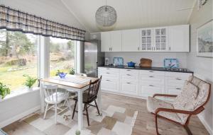 Cozy Home In Strömstad With Wifi