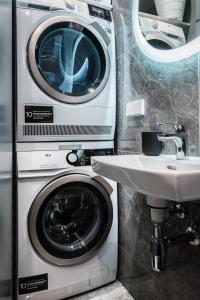 cohost I Trendy Apt w- Balcony & Garage Parking