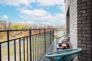 cohost I Trendy Apt w- Balcony & Garage Parking