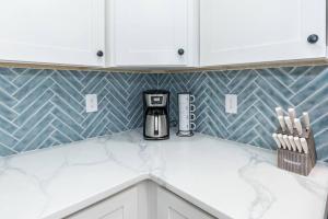 Island Joy - Newly RenovatedWalk to the Beach!