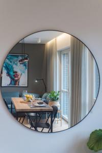 cohost I Trendy Apt w- Balcony & Garage Parking