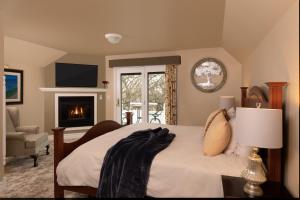 Deluxe King Suite room in The Oakwood Inn