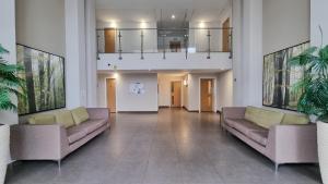 Spacious 2BR 2BA Ground Floor Apartment in RG2 - Ideal for Contractors & Business Stays, FREE Parking & Sleeps Up To 7!