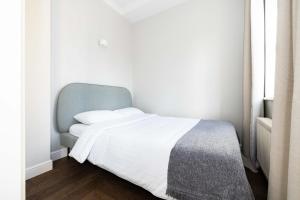 cohost I Bright Apt w-Balcony I Self check in I Next to MO Museum