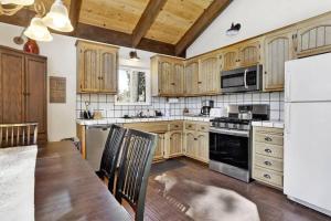 Rustic Retreat Big Bear~Central Fox Farm Chalet~