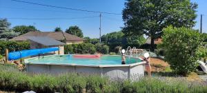 Maisons de vacances Notre nid d'amour - jacuzzi, piscine, billard, bar exterieur, terrain de boules : photos des chambres
