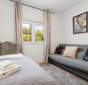 Refurbished 2-Bed Apartment in El Paraiso Alto