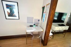 Irving Park updated vintage top unit 2-flat