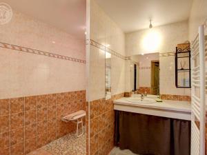 Maisons de vacances Gite Perigneux, 4 pieces, 6 personnes - FR-1-496-5 : photos des chambres