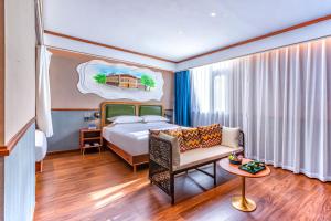 Time Traveller Boutique Hotel - Near Kunming North Railway Station, Dianchi Lake, Kunming Zoo, 10 minutes away from Chuanxingulou Subway Station, Free ice cream, mineral water, coffee, snacks and laundry service, Free GYM, English communication well