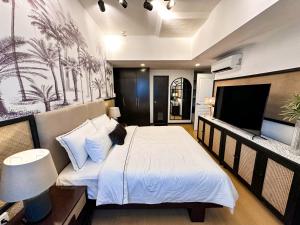 Tropical Oasis w the best view of BGC + Netflix