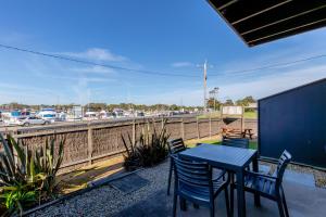 Mariners Cove Waterfront Motel and Apartments