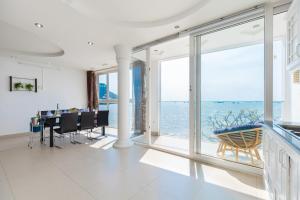 Villa Giáp biển 69 Trần Phú, Bãi trước