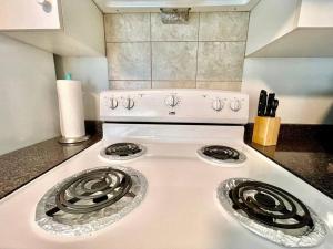 Cozy 2BR Near Metrotown & Burnaby Hospital