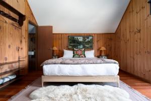 Rustic Barn by the Bay