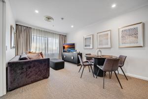 Center 1-Bed with Sauna, Gym, BBQ & Parking