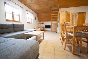 SKLÍPEK POD STOLOVOU HOROU