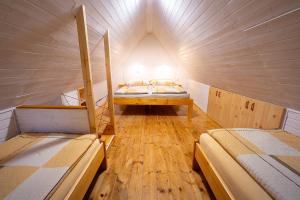 SKLÍPEK POD STOLOVOU HOROU