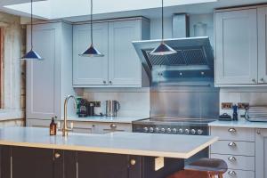 Large Stylish Luxury Cotswold Cottage - ideal for families, w EV charging