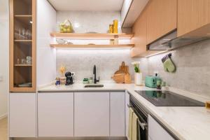 Beach Townhouse - Luxury, Wi-Fi, AC, 2 mins from the beach