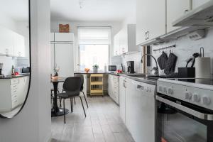 Guestly Homes - 2BR Business & Comfort