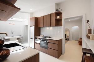 Boutique stylish 3 Bedroom family home in Melbourne with Parking