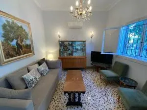 Lovely House with Private Carport & Shady Veranda - Kamaterón