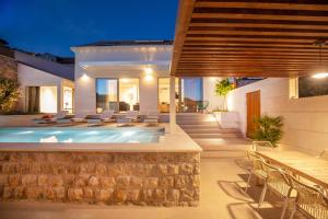 Brand New Villa Carmelita Exclusive with free Smart Car