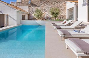 Brand New Villa Carmelita Exclusive with free Smart Car