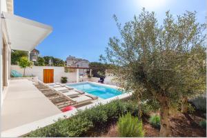 Brand New Villa Carmelita Exclusive with free Smart Car