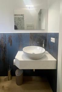 Habitación con cama grande y balcón