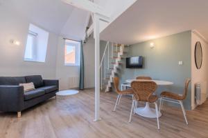 Appartements One bedroom mezzanine apartment, with parking : photos des chambres