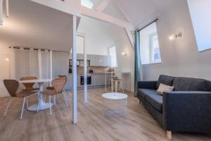 Appartements One bedroom mezzanine apartment, with parking : photos des chambres