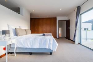 Near Beach Pool Mountain Views On Canal