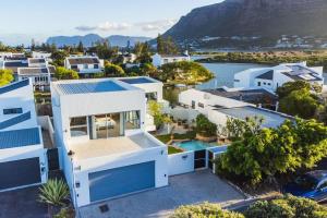 Near Beach Pool Mountain Views On Canal