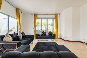 Near Beach Pool Mountain Views On Canal