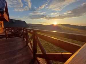 Domki w Blasku Słońca