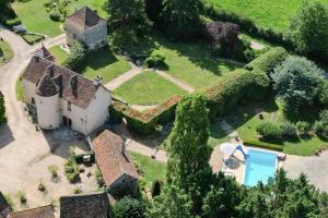 Maisons de vacances Maison forte classee du XVe siecle avec piscine : Maison 4 Chambres