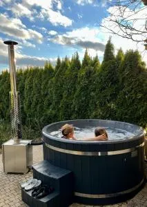 Apartament Noce i Dnie z prywatnym jacuzzi - 加沃泽