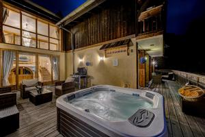 Chalets The Hideaway Luxury 7 Bedroom Chalet, Pool & Spa : photos des chambres