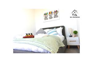 Modern 2 Bed 2 Bath Bracknell with Free Parking