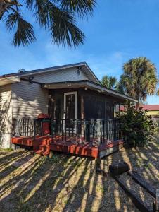 Cute 32 Siesta home steps from Siesta waters