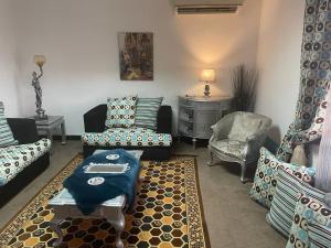 One bedroom apartment city views local to Airport