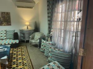 One bedroom apartment city views local to Airport