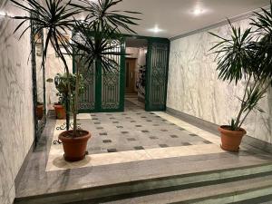 One bedroom apartment city views local to Airport