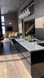 Pow Panorama - High standard Mountain home