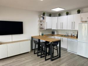 Orsa-Ático con vista al mar y piscina